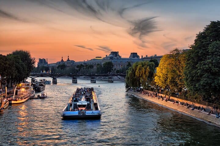 Guided tour of Montmartre and Cruise on the Seine