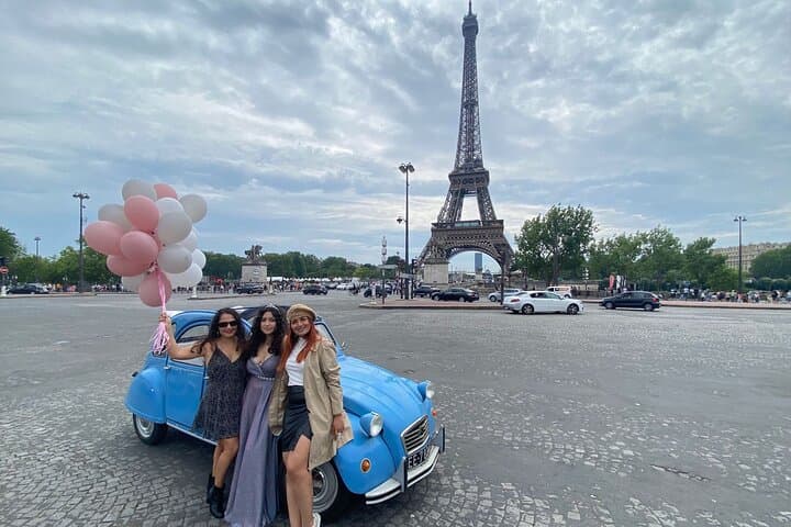 Explore Paris in a classic Citroën 2CV – private guided tour through iconic landmarks, hidden gems & Parisian charm. #Paris2CV #ClassicCarTour #ParisSightseeing #VintageParis