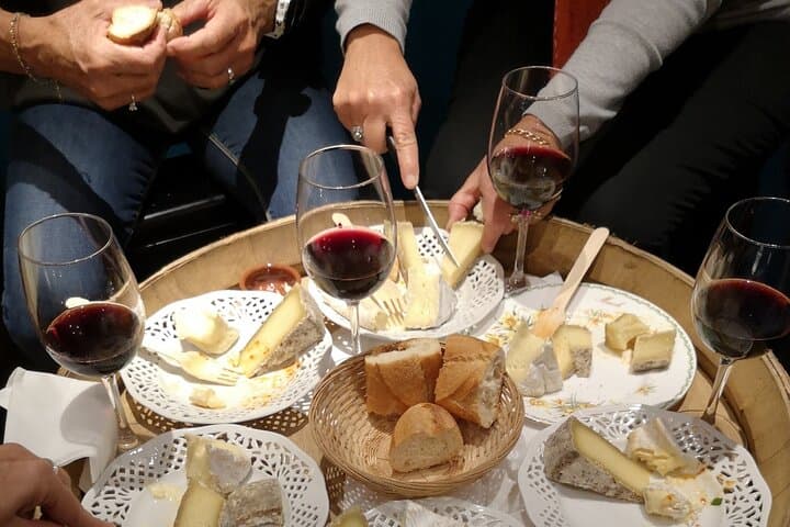 Private tasting of Savoie cheese and wine in Chamonix