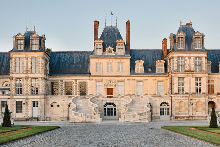 Round transfer to Fontainebleau and Vaux le Vicomte from Paris