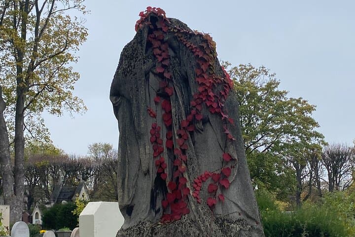 Père Lachaise's Cemetery Celebrities and Ghosts Mystery Tour