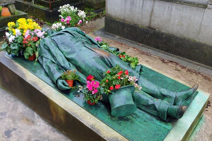 Visit to Père Lachaise Cemetery: a self-guided tour