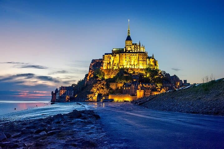 D-Day Omaha Beach Private Tour with CDG Transfer and Champagne
