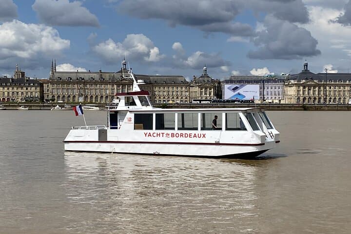 Prestige Commented Cruise glass of wine and Canelé in Bordeaux