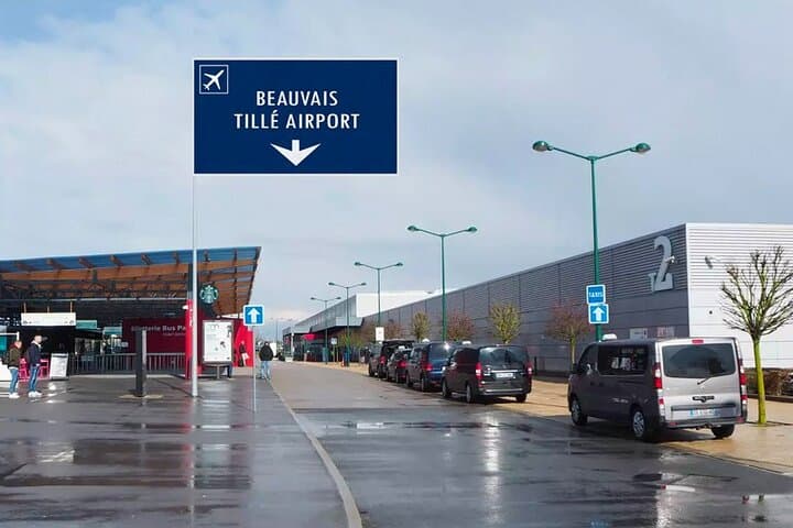Private Arrival Transfer: Beauvais (BVA) Airport to Paris City
