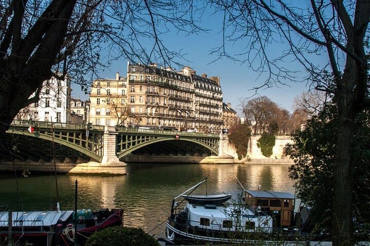 Paris, je t’aime Movie Locations Tour in Paris with Local Guide