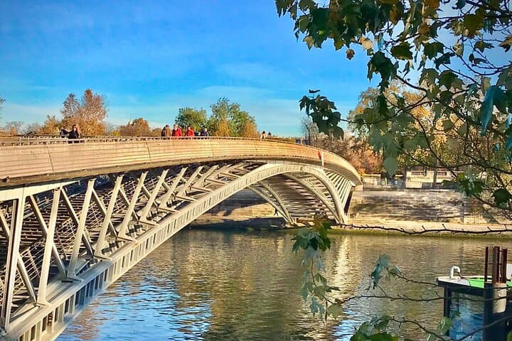The Intouchables Movie Locations Tour in Paris with Local Guide