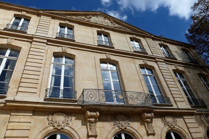 The Intouchables Movie Locations Tour in Paris with Local Guide