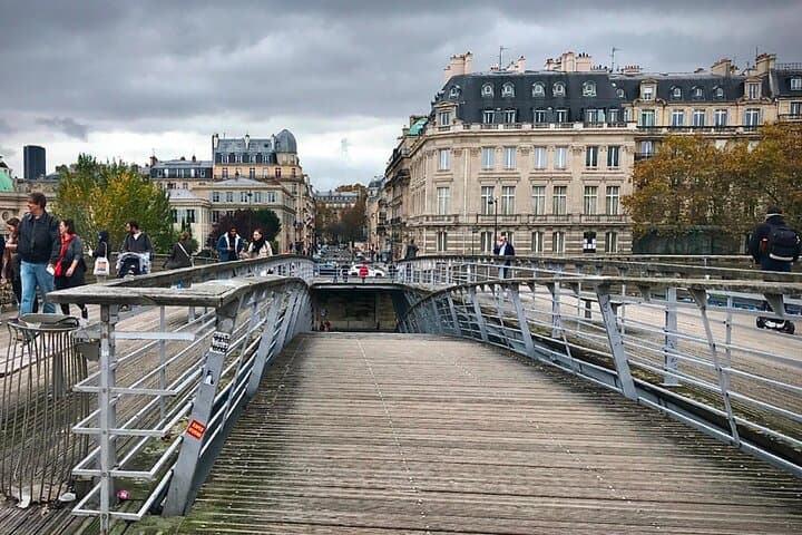 The Intouchables Movie Locations Tour in Paris with Local Guide