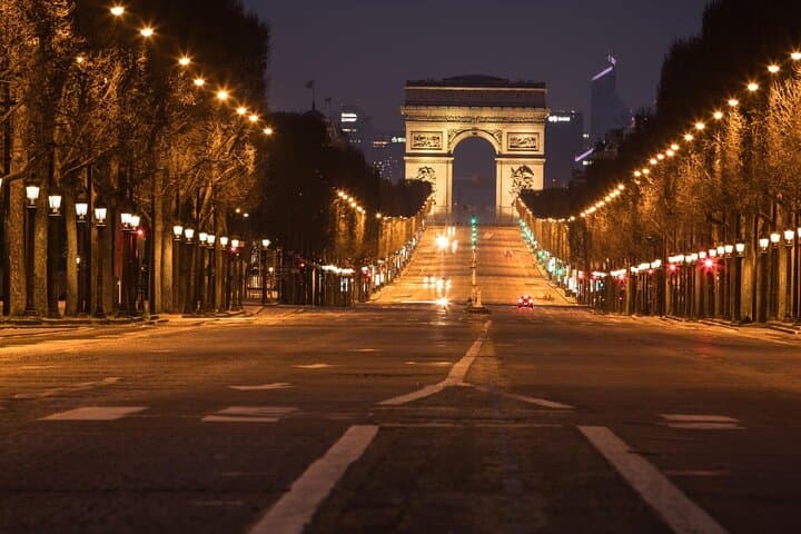 Romantic stroll in Paris for two