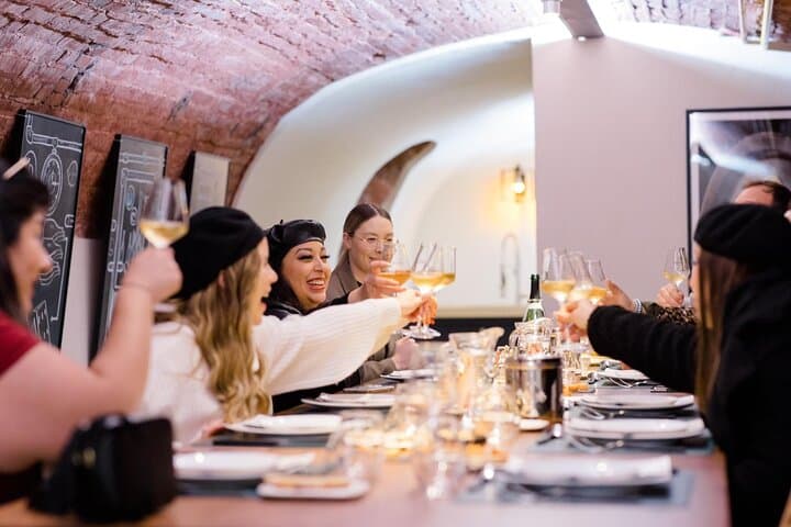 Enjoy a nice lunch paired with Champagne