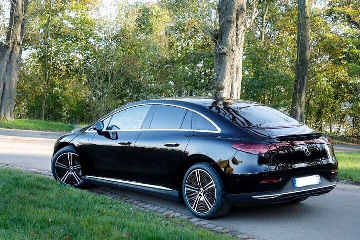 Paris: Private van or sedan transfer to Charles de Gaulle airport