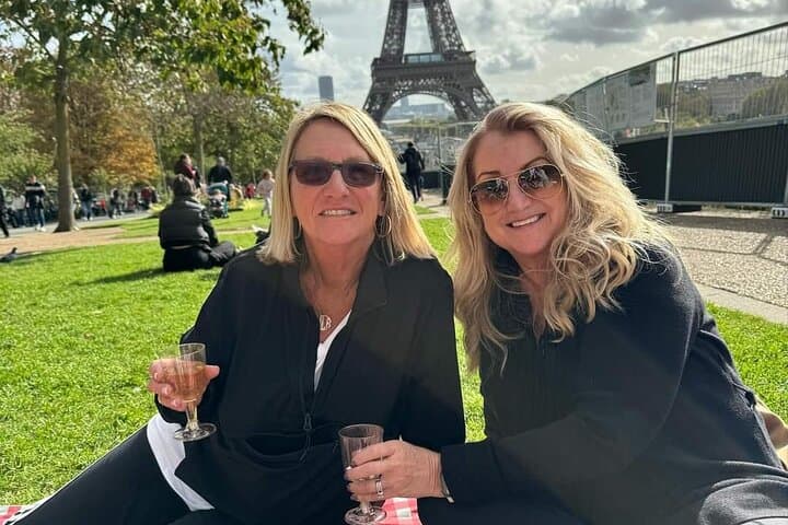 Exclusive Gourmet Picnic Experience at the Eiffel Tower