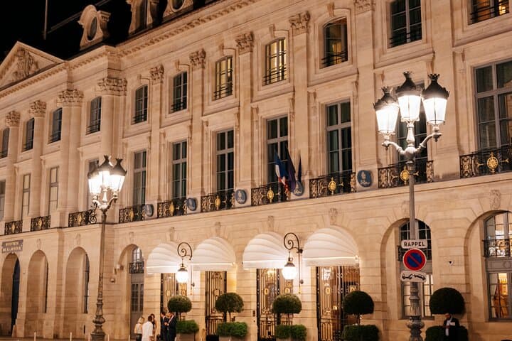 Private one-hour excursion to Paris in a Classic Citroën