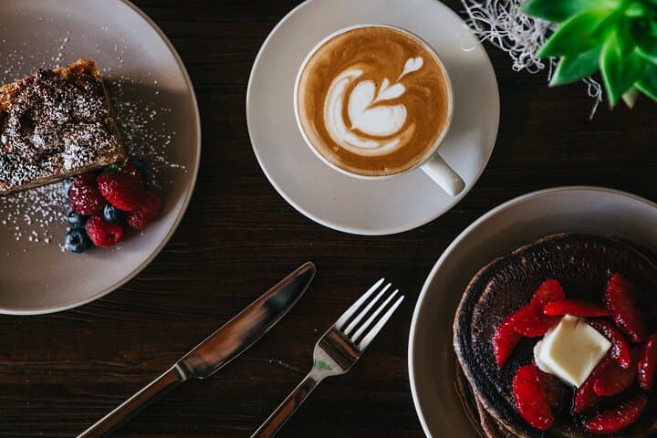 2 Hours Social Club and Brunch in Paris