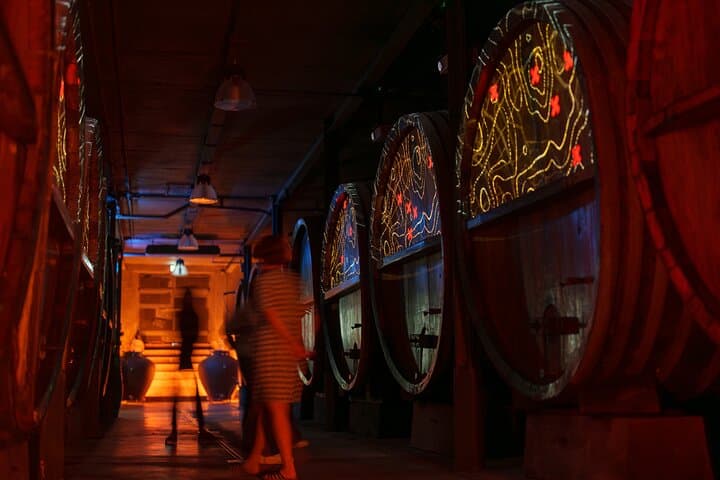 Immersive-tasting winery visit and gourmet wine (tea time).