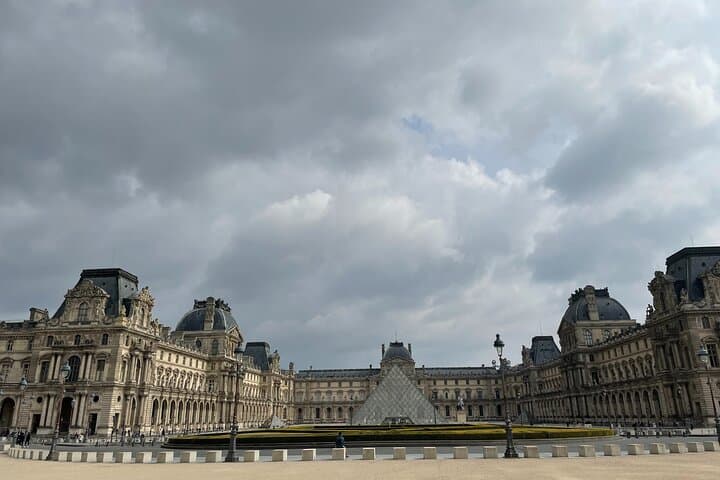 Paris: Louvre Museum Private Highlights Tour with Included Ticket