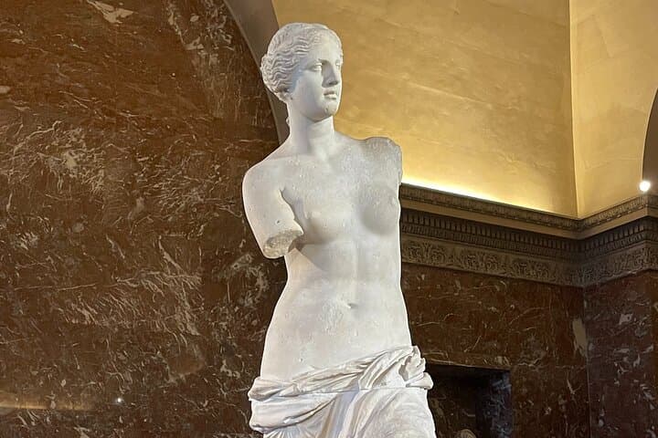Paris: Louvre Museum Private Highlights Tour with Included Ticket