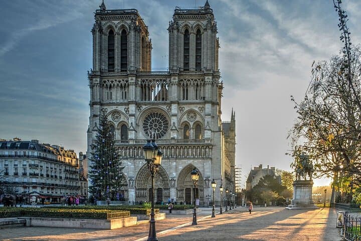 Notre Dame Guided Tour with Scheduled Group Access Option