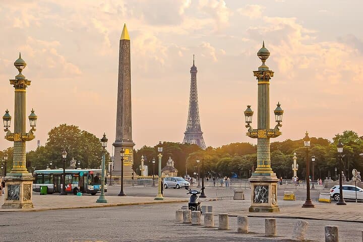 Private 4-hour City tour of Paris with Driver and Local Guide