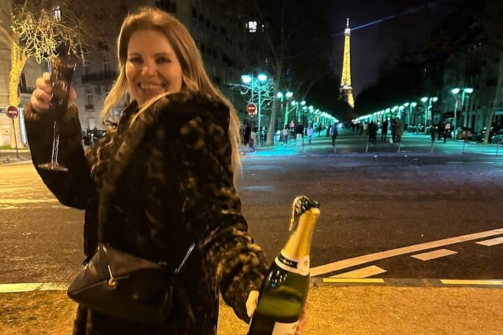To cheers at the Eiffel Tour “2023”