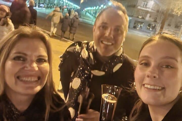 To cheers at the Eiffel Tour