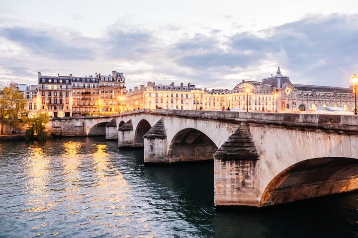 Private 4-hour City tour of Paris with Driver and Local Guide