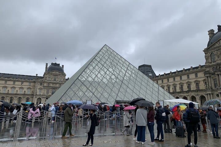 4 Hour Shared Walking Tour in Paris with Local Guide + Ebook
