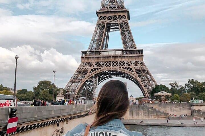 4 Hour Shared Walking Tour in Paris with Local Guide + Ebook