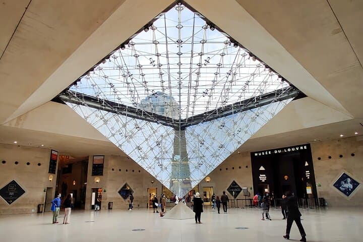 4 Hour Shared Walking Tour in Paris with Local Guide + Ebook