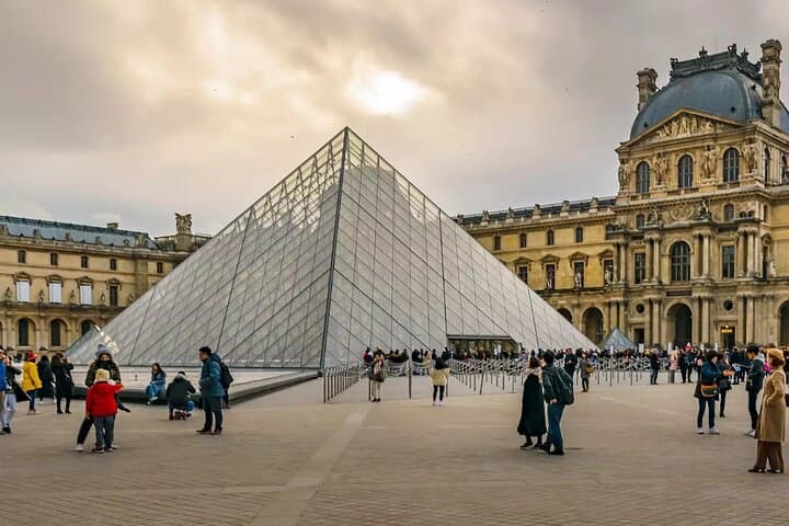 4 Hour Shared Walking Tour in Paris with Local Guide + Ebook