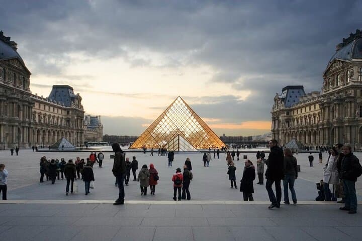 4 Hour Shared Walking Tour in Paris with Local Guide + Ebook