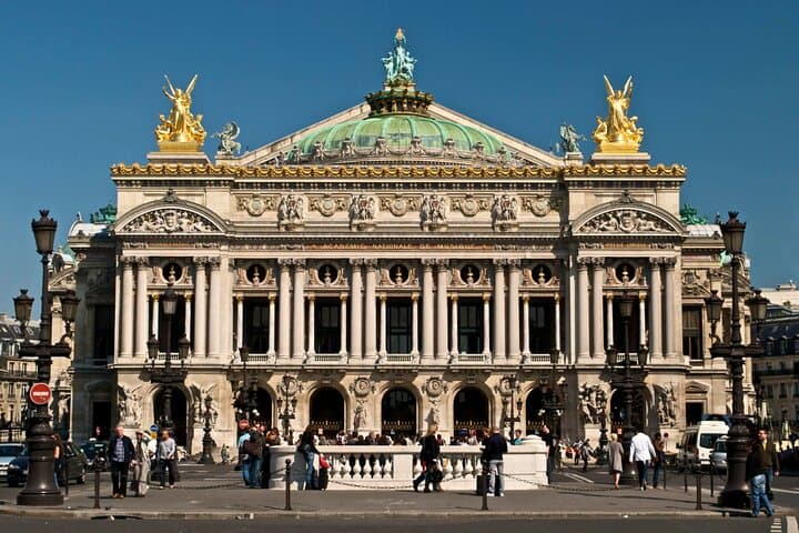 Parisian luxury, between rhinestones and sequins