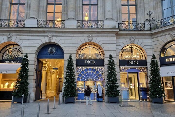 Parisian luxury, between rhinestones and sequins