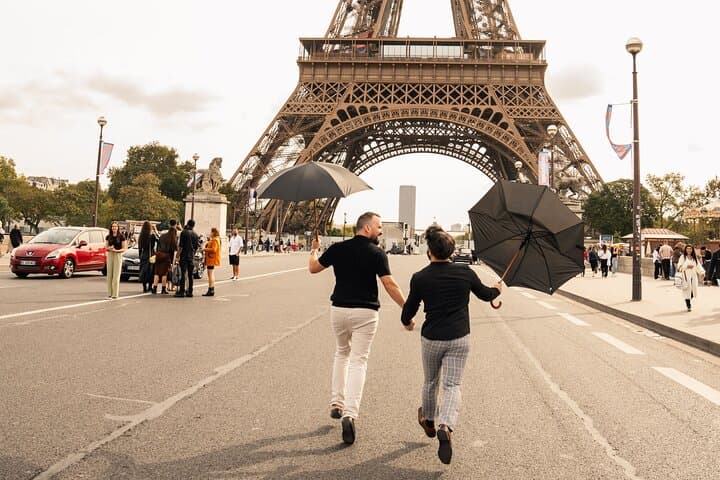 Professional Eiffel Tower Photo Tour with VOGUE Photographer