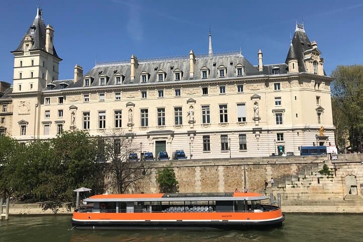 Boarding at the foot of the Quai des Orfèvres and the Pont St-Michel