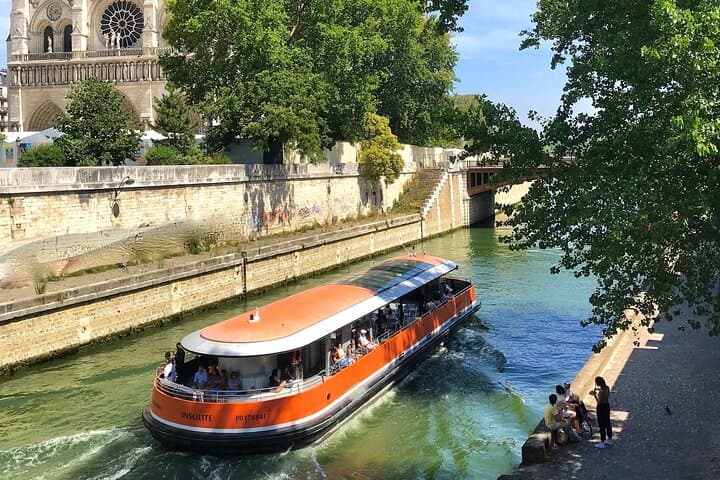 Navigation in the Bras de la Monnaie
and view of Notre-Dame