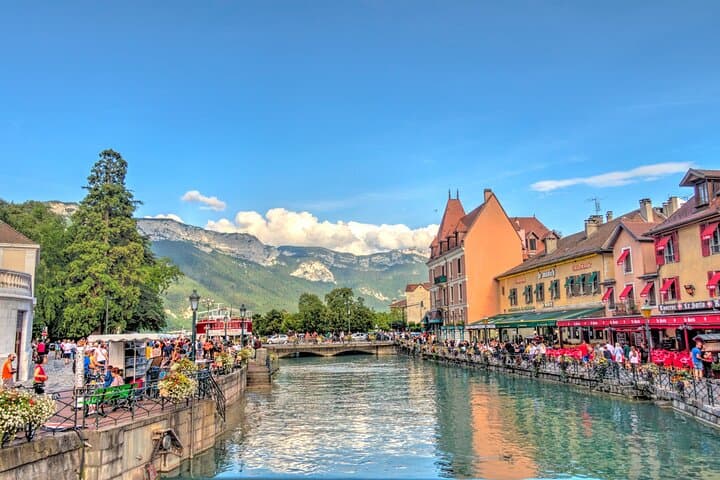 Annecy Scavenger Hunt & Highlights Self-Guided Walking Tour