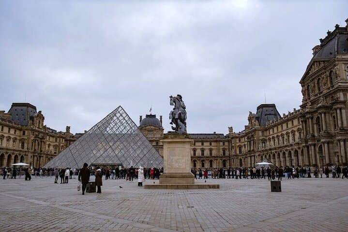 Paris Louvre Museum Private Guided Tour with Pre-Reserved Tickets
