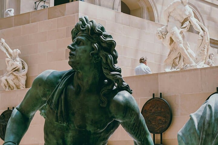 Mona Lisa and Treasures: Louvre Museum Experience 6-people Max