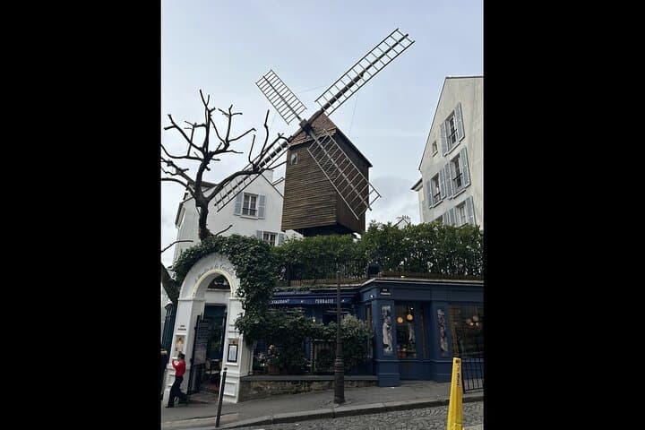 Private Walking Tour of Montmartre and Sacré-Cœur Visit