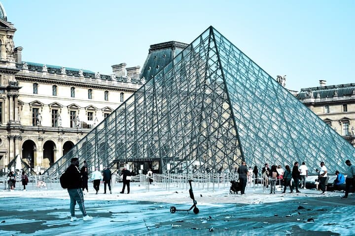 Private day trip: Le Havre to Paris and back, local driver