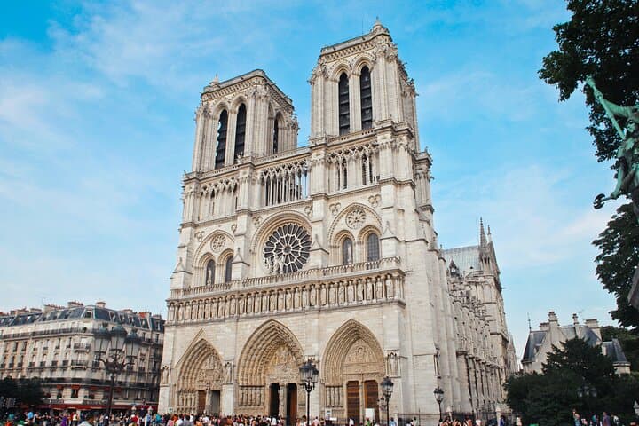 Private day trip: Le Havre to Paris and back, local driver