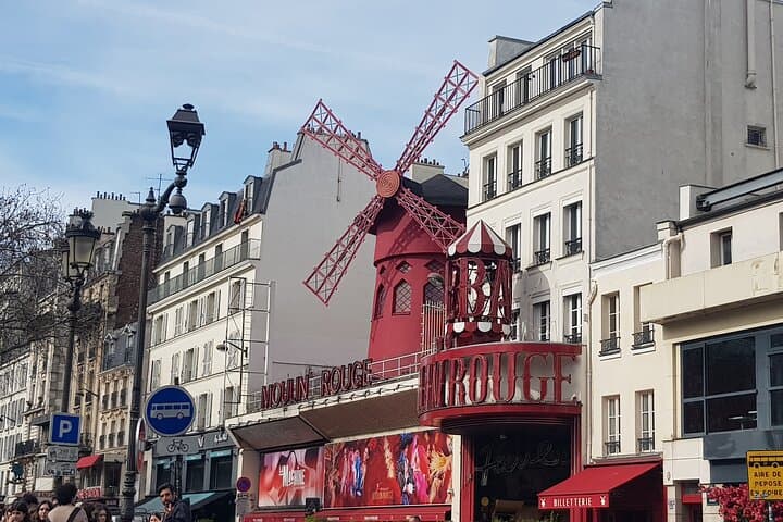 Montmartre Sacré Coeur and Moulin Rouge best shops and cafés