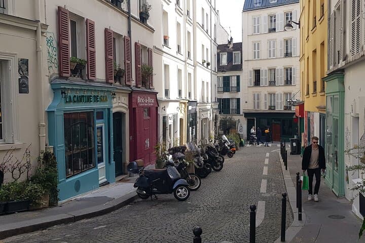 Montmartre Sacré Coeur and Moulin Rouge best shops and cafés