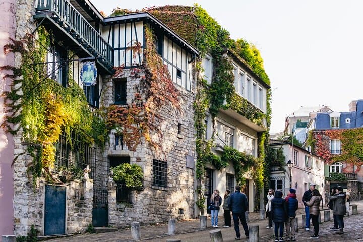 Paris: Montmartre Walking Tour with an Expert Guide