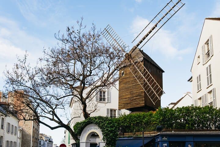 Paris: Montmartre Walking Tour with an Expert Guide