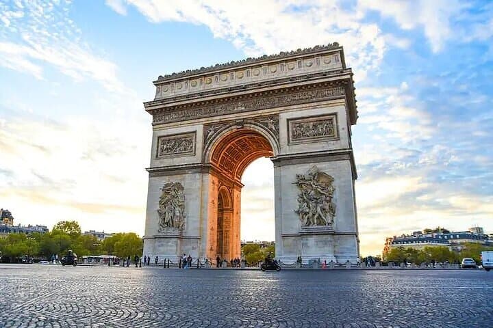 Paris by Yourself with english speaking driver 4 or 8 hr Disposal
