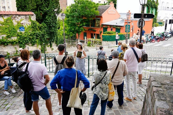 Guided tour of Montmartre in songs with a professional