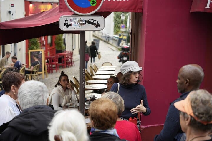 Guided tour of Montmartre in songs with a professional